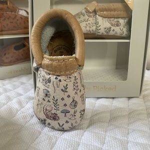 Disney Baby + Freshly Picked collab Friends of Alice leather moccs Infant size 2